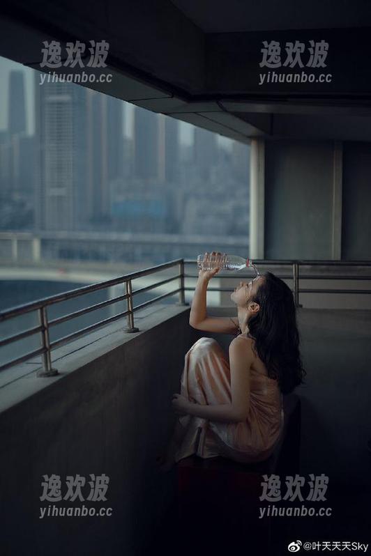 倚窗而坐，五一吃瓜app官网网页版能满足我的好奇心吗？