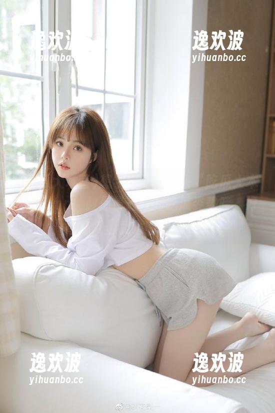 想学会吃瓜？来“吃瓜大本营”app，教你最流行的吃瓜姿势哇，好奇心就像我啃的那颗瓜！