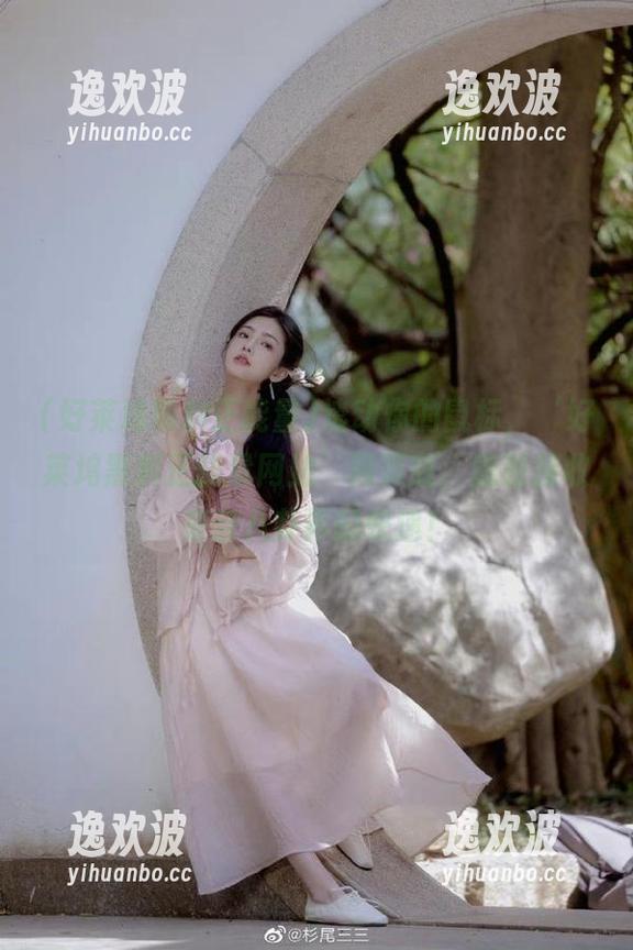 滚动你的鼠标，‘好莱坞黑料正能量网站’网页版，随时接收来自八卦界的快递！